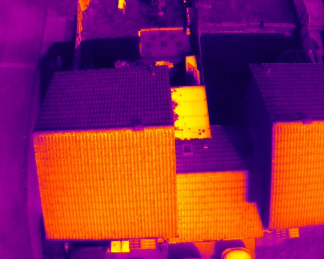 Thermal aerial image of terraced roofs with clear temperature differences between slopes