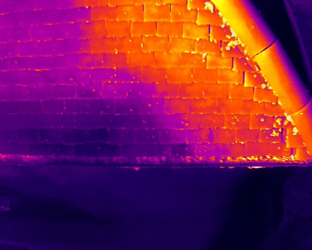 Thermal drone image showing a temperature gradient across roof tiles